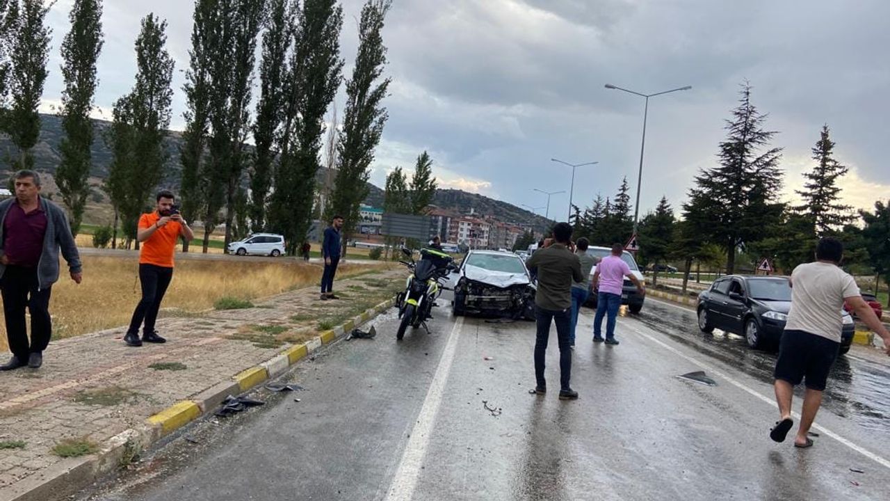 Antalya'da iki otomobilin çarpıştığı kazada 1 kişi hayatını kaybetti, 5 kişi yaralandı