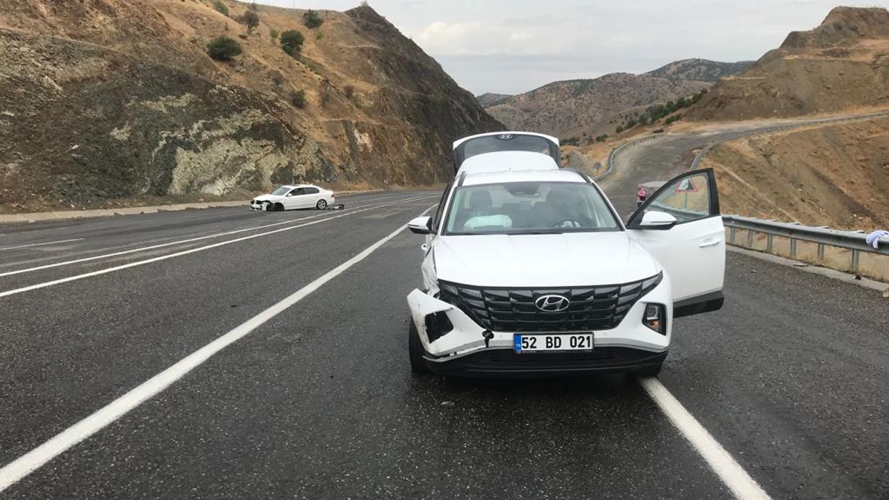 Bingöl'de iki otomobilin çarpıştığı kazada 5 kişi yaralandı