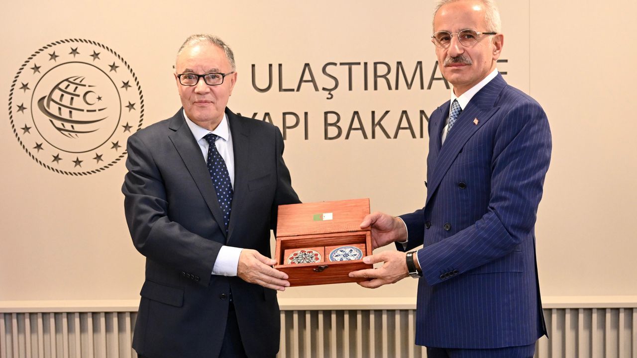 Bakan Uraloğlu, Cezayir'in Ankara Büyükelçisi Amar Belani'yi ile görüştü