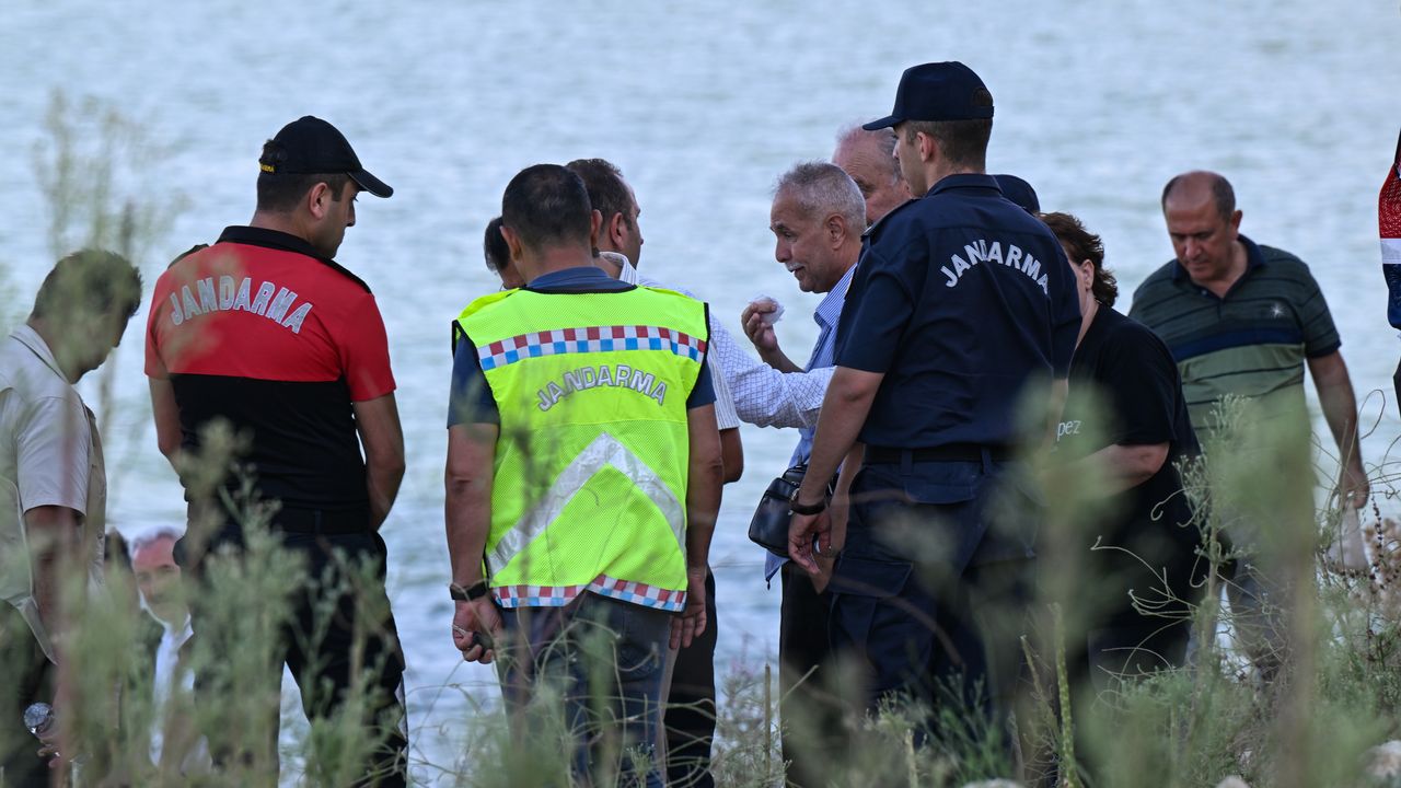 İzmir'de düşen helikopter ile 3 personelini arama kurtarma çalışmalarına ara verildi