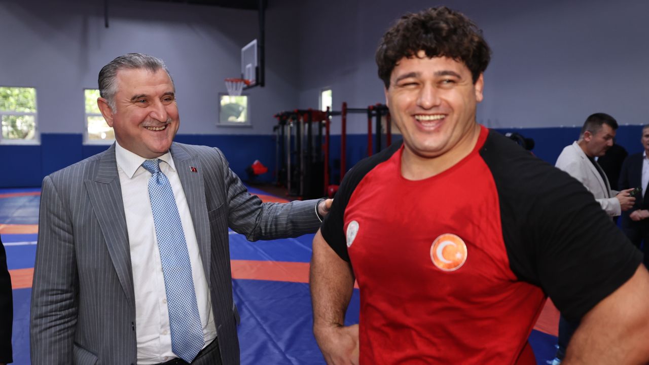 Gençlik ve Spor Bakanı Bak, Grekoromen Güreş Milli Takımı kampını ziyaret etti