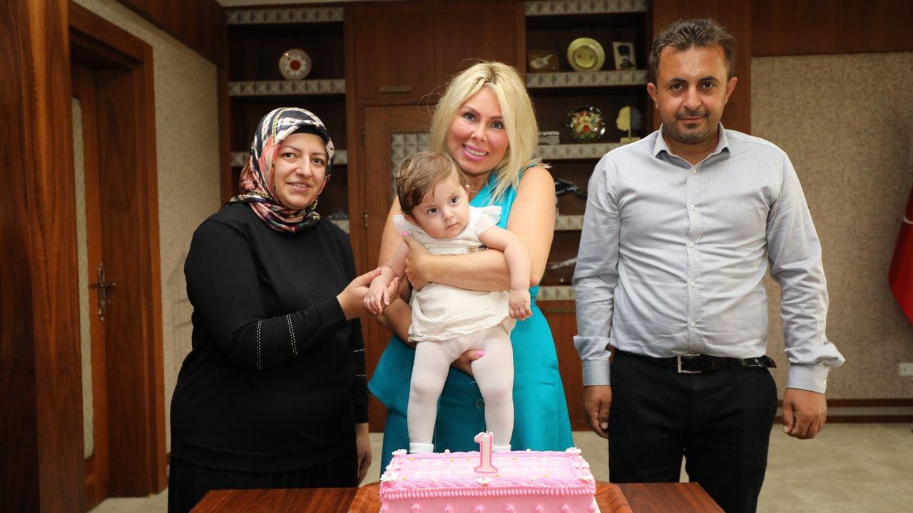 Türkiye'nin ikinci rahim nakli hastası Havva Erdem'in bebeği 1 yaşına girdi