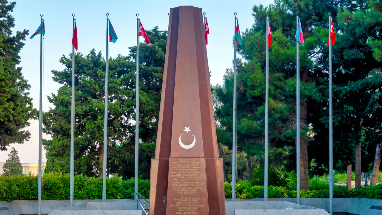Bakü'nün kurtuluşunun 105. yıl dönümü dolayısıyla Türk Şehitliği'nde tören düzenlendi