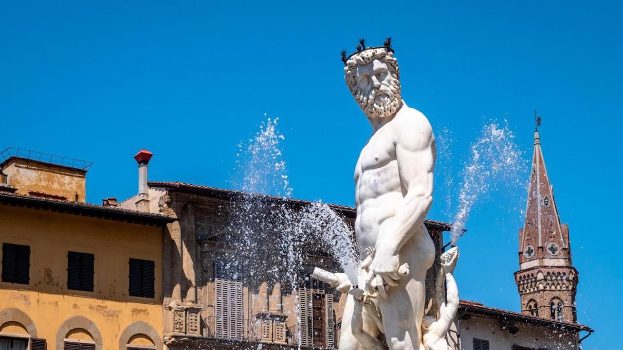 İtalya'nın başı turistlerle belada: 500 yıllık çeşmeye hasar verildi
