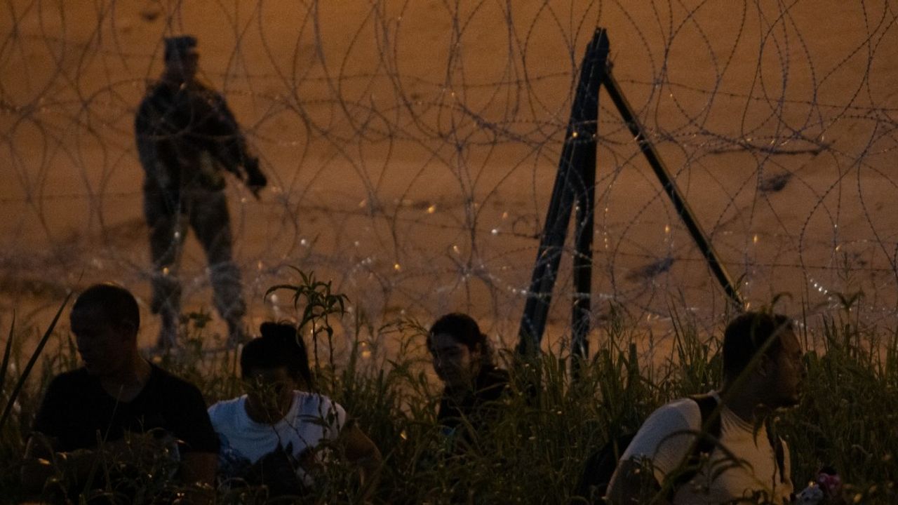 300 göçmen ABD sınırını geçmek için Meksika'nın Ciudad Juarez kentine geldi