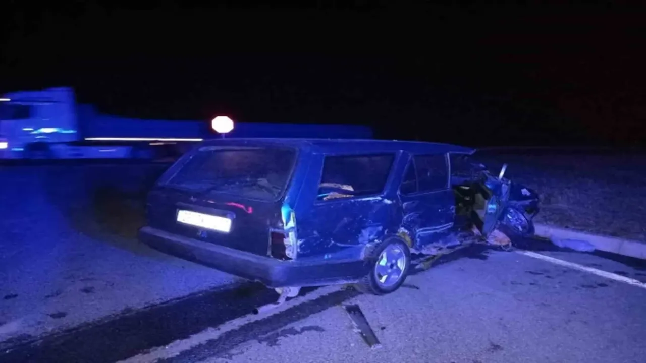 Sivas’ta yolcu otobüsü ile otomobil çarpıştı: 3 yaralı