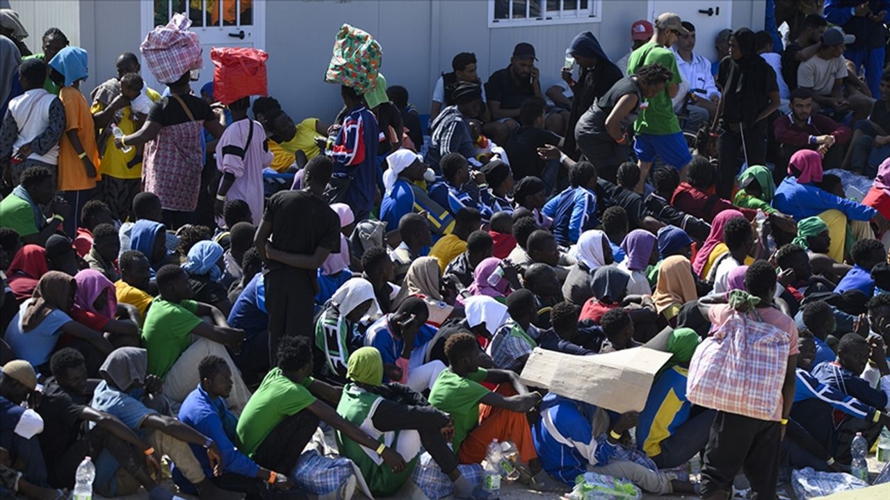 Göç akınına uğrayan Lampedusa Adası'ndaki düzensiz göçmenler tahliye ediliyor