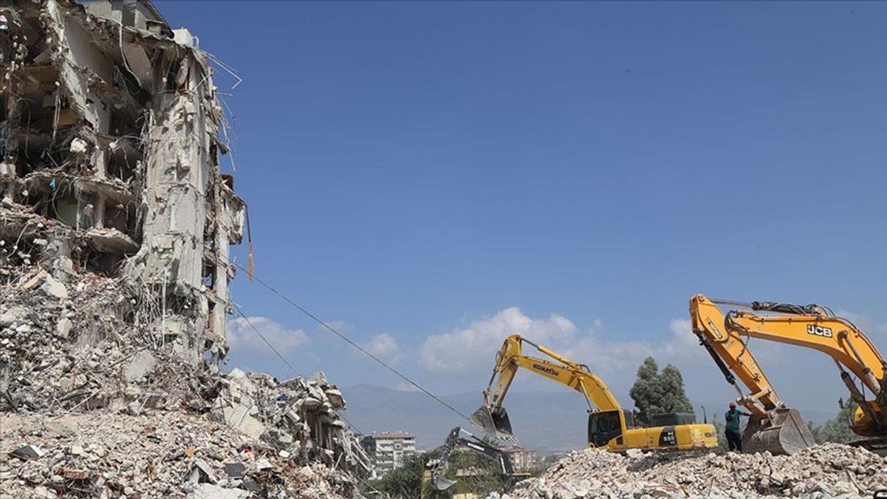 Depremlerden etkilenen Hatay'da ağır hasarlı 8 binanın yıkımı yapıldı