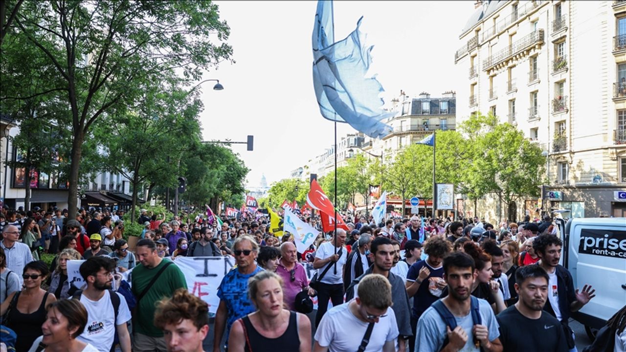 Fransa'da milyonları sokağa döken tartışmalı emeklilik reformu yürürlüğe girdi