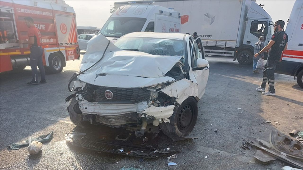 Mersin'de minibüs ile otomobil çarpıştı, 14 kişi yaralandı