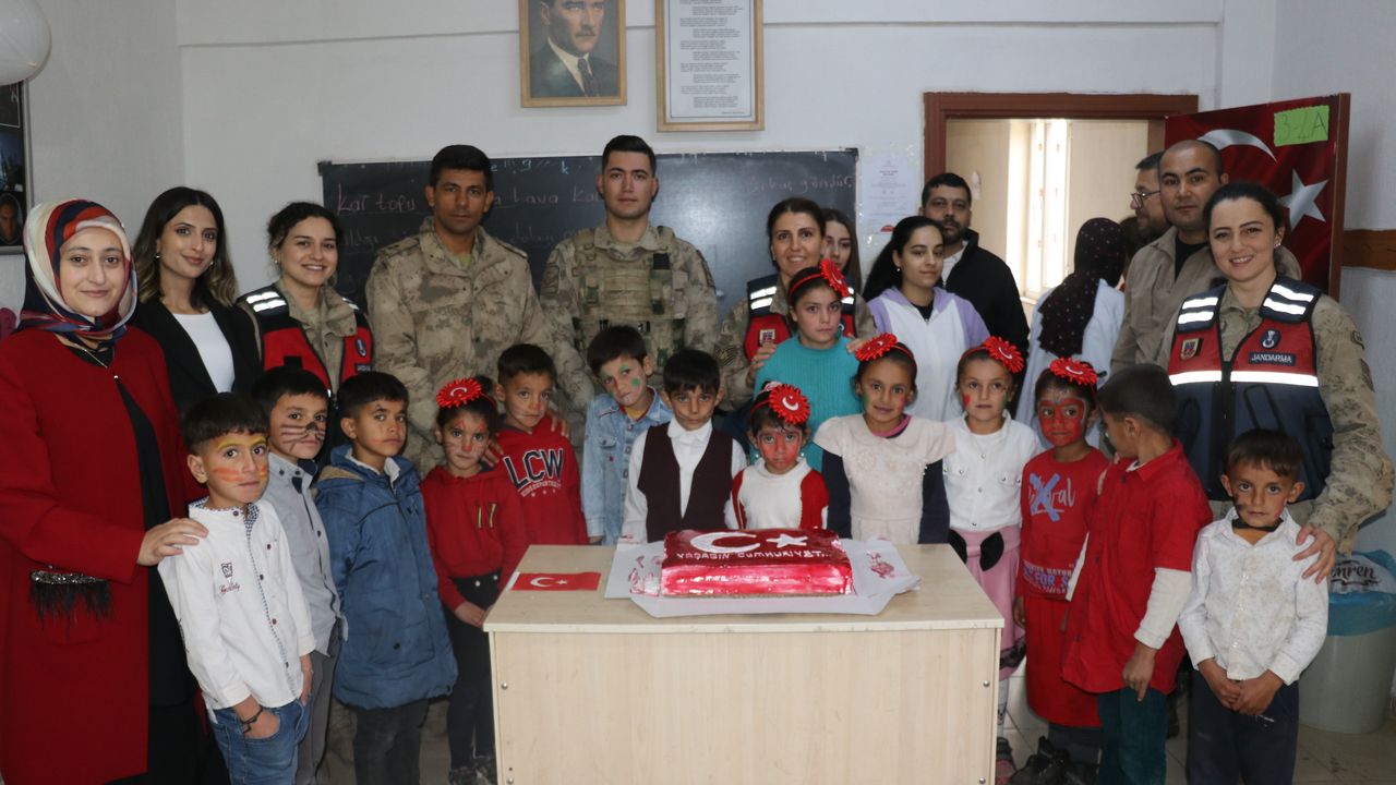 Ağrı'da jandarma ekipleri köy çocuklarını yaş pasta ve hediyelerle sevindirdi
