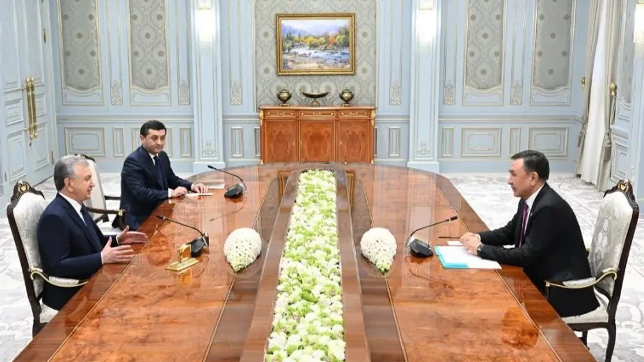 Şevket Mirziyoyev, TDT Genel Sekreteri Kubanıçbek Ömüraliyev ile görüştü