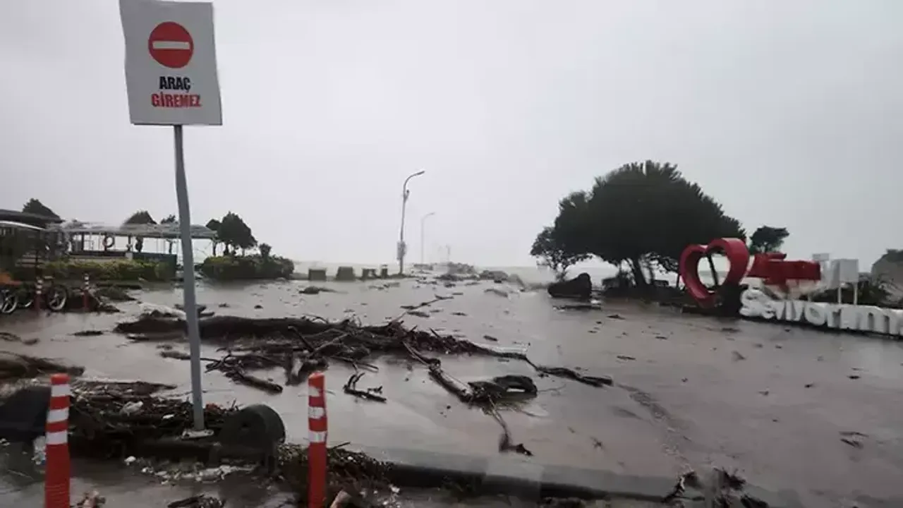 Şile'de fırtına: Dere taştı, yollar göle döndü