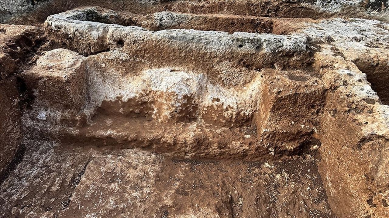 Perre Antik Kenti'nde 1800 yıllık boğa başı kabartması bulundu