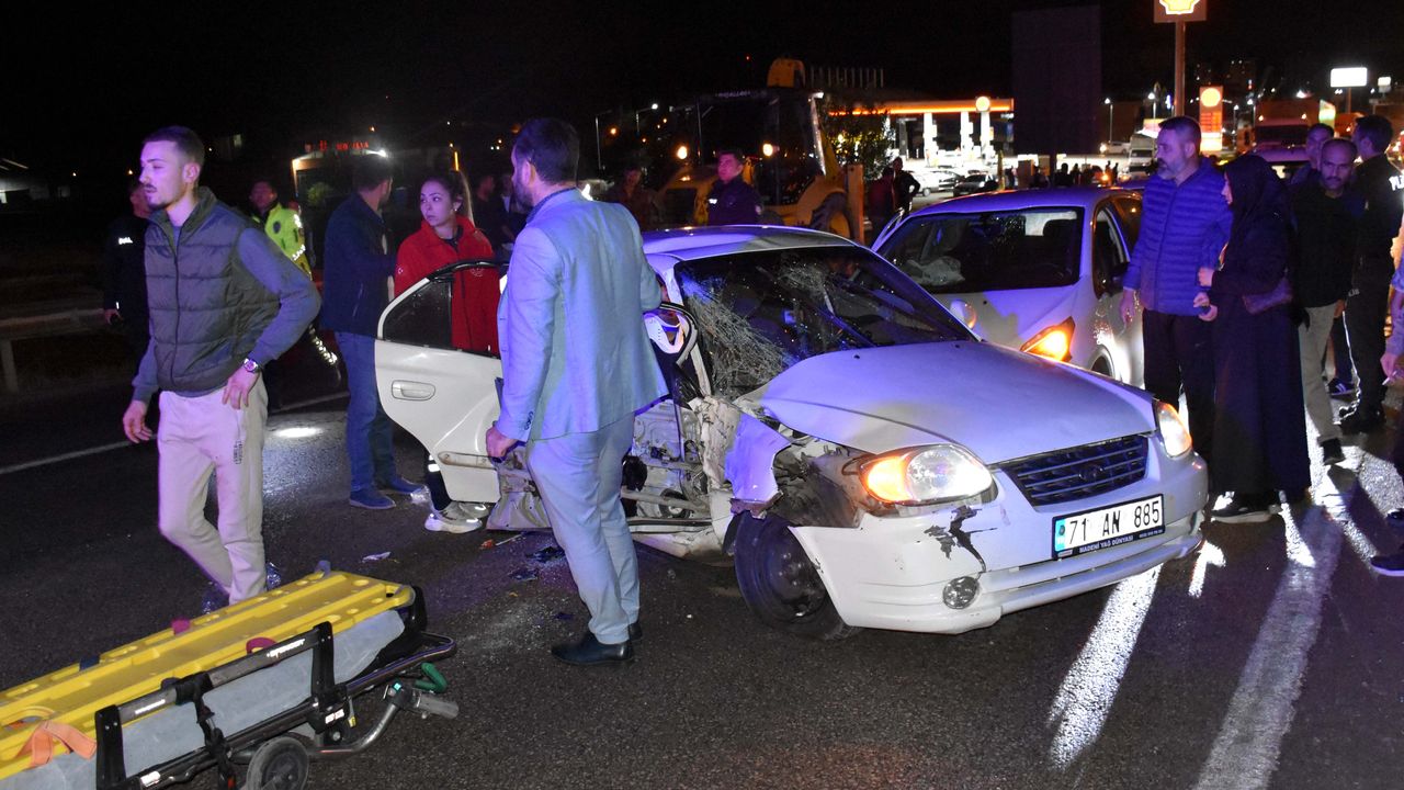 Kırıkkale'de 3 aracın karıştığı zincirleme trafik kazasında 4 kişi yaralandı