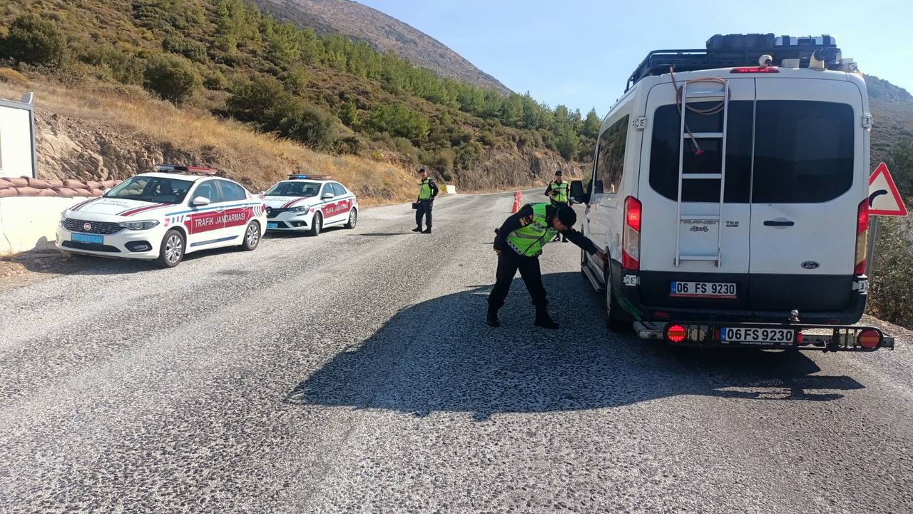 İzmir'de jandarmanın trafik denetiminde 160 sürücüye ceza uygulandı
