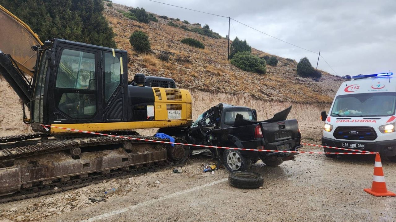 Eskişehir'de pikabın iş makinesine çarptığı kazada aynı aileden iki kişi hayatını kaybetti