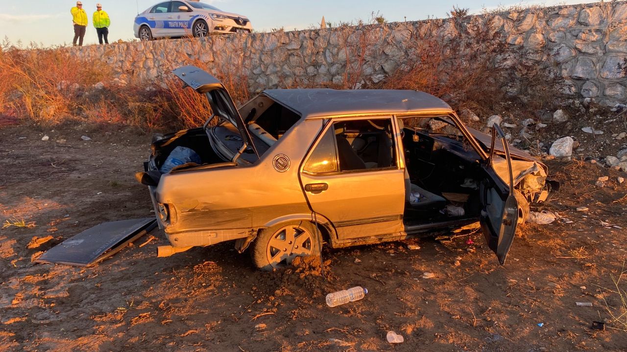 Manisa'da şarampole düşen otomobildeki 5 kişi yaralandı