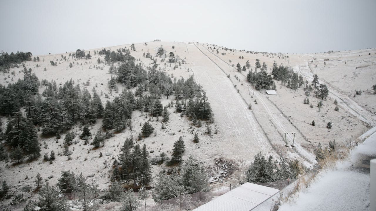 Bolu'da Kartalkaya Kayak Merkezi'ne mevsimin ilk karı yağdı