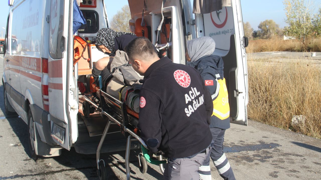 Konya'da iki otomobilin karıştığı kazada 5 kişi yaralandı