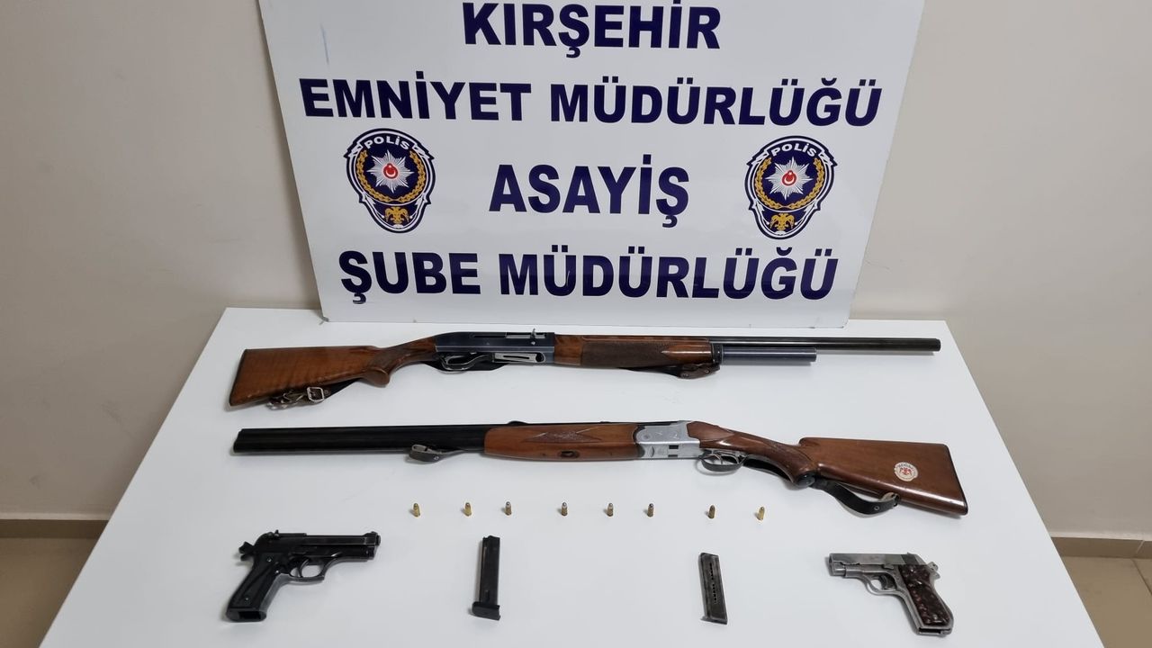 Kırşehir'de kendini silahla yaralayan şüphelinin evinde ruhsatsız tabanca ve tüfek bulundu