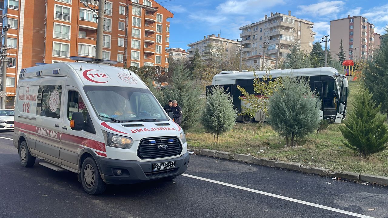 Edirne'de freni patlayan midibüs parka girdi, araçtaki 2 kişi yaralandı