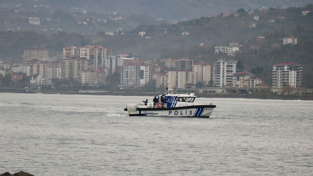 Trabzon'daki fırtınada dalgalara kapılan 2 lise öğrencisini arama çalışmalarına ara verildi