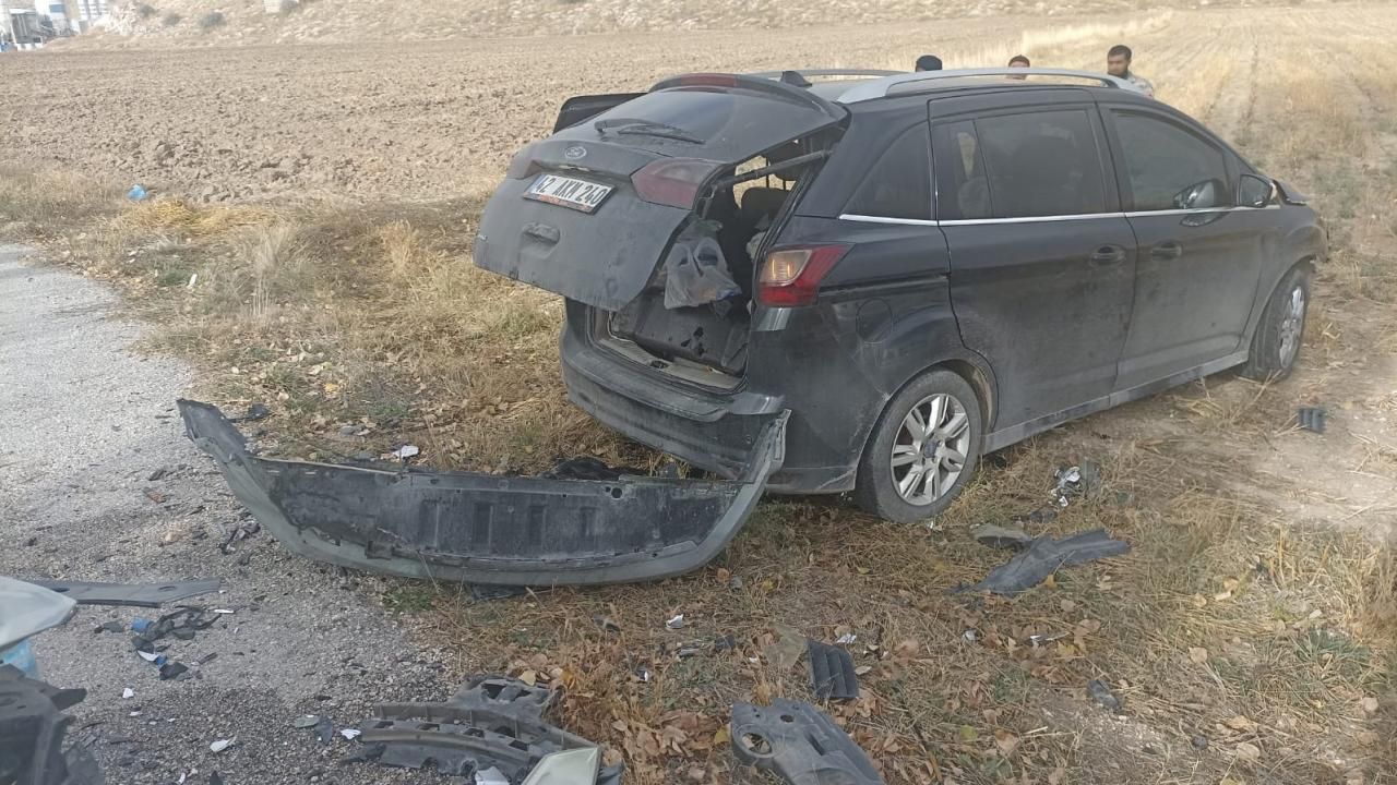 Afyonkarahisar'da iki otomobil çarpıştı: 8 yaralı
