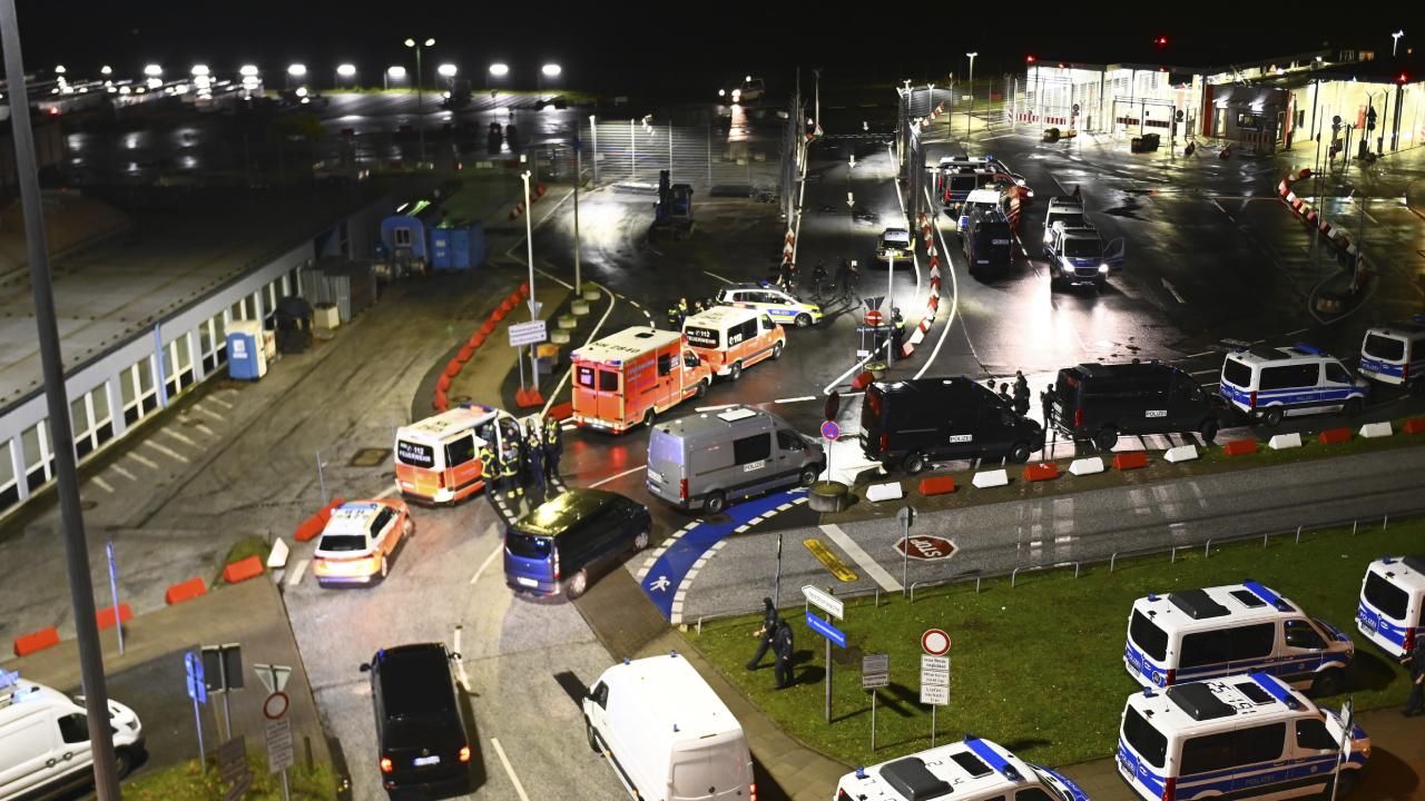 Hamburg Havalimanı kapatıldı: Silahlı bir kişi arabayla aprona girdi