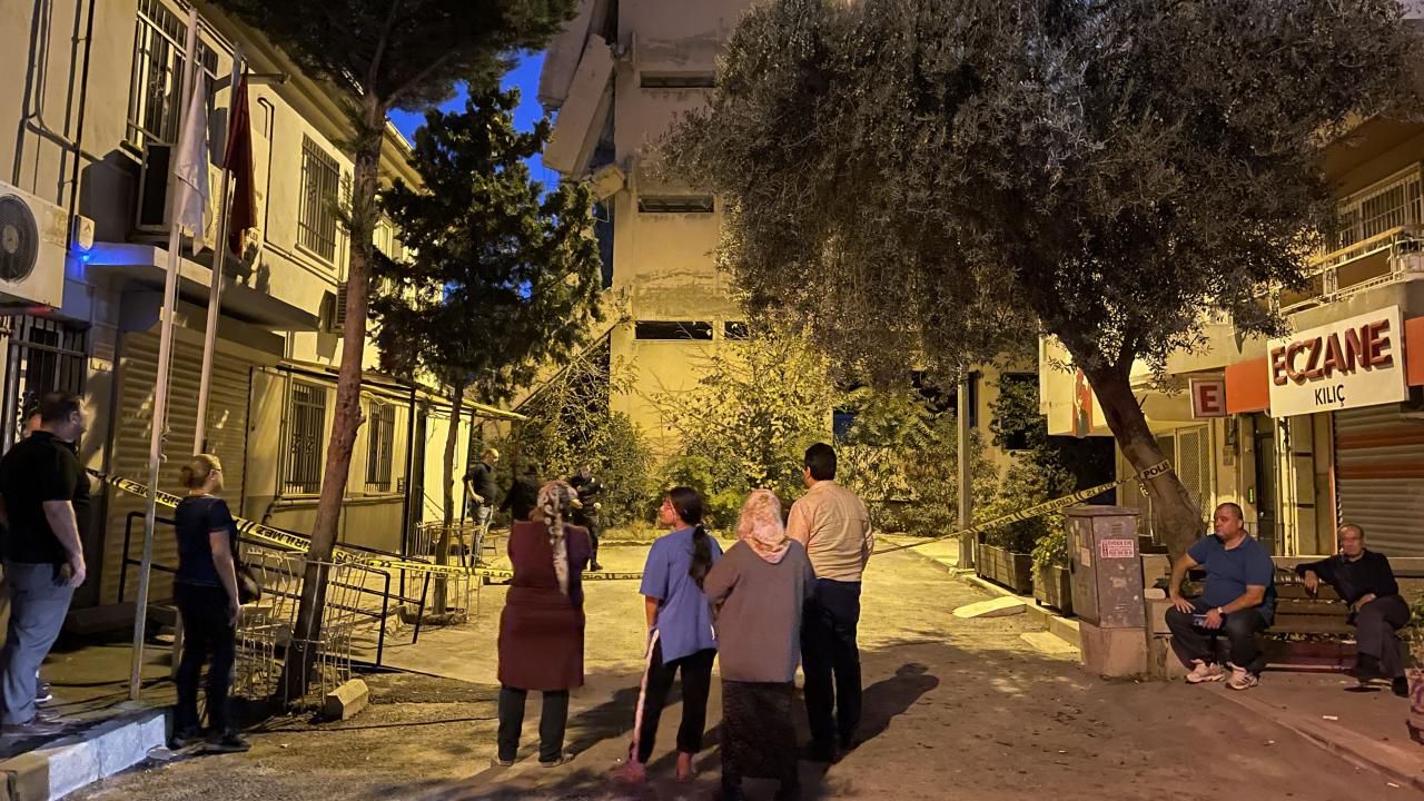 İzmir'de kontrollü yıkım sırasında çöken binanın yanındaki 3 apartman tahliye edildi