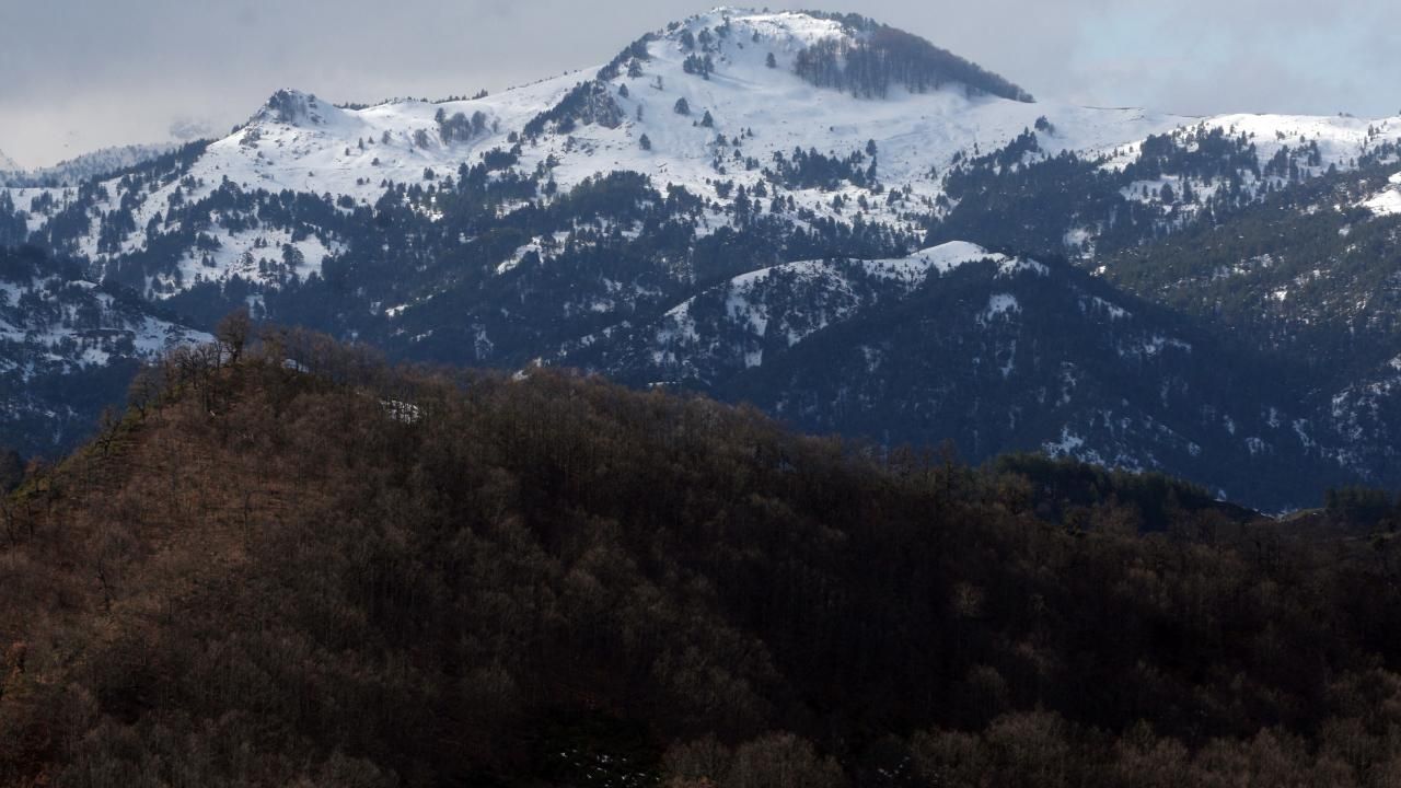 Yunanistan'ın kuzeyine kar yağdı, güneyinde rekor sıcaklık yaşandı