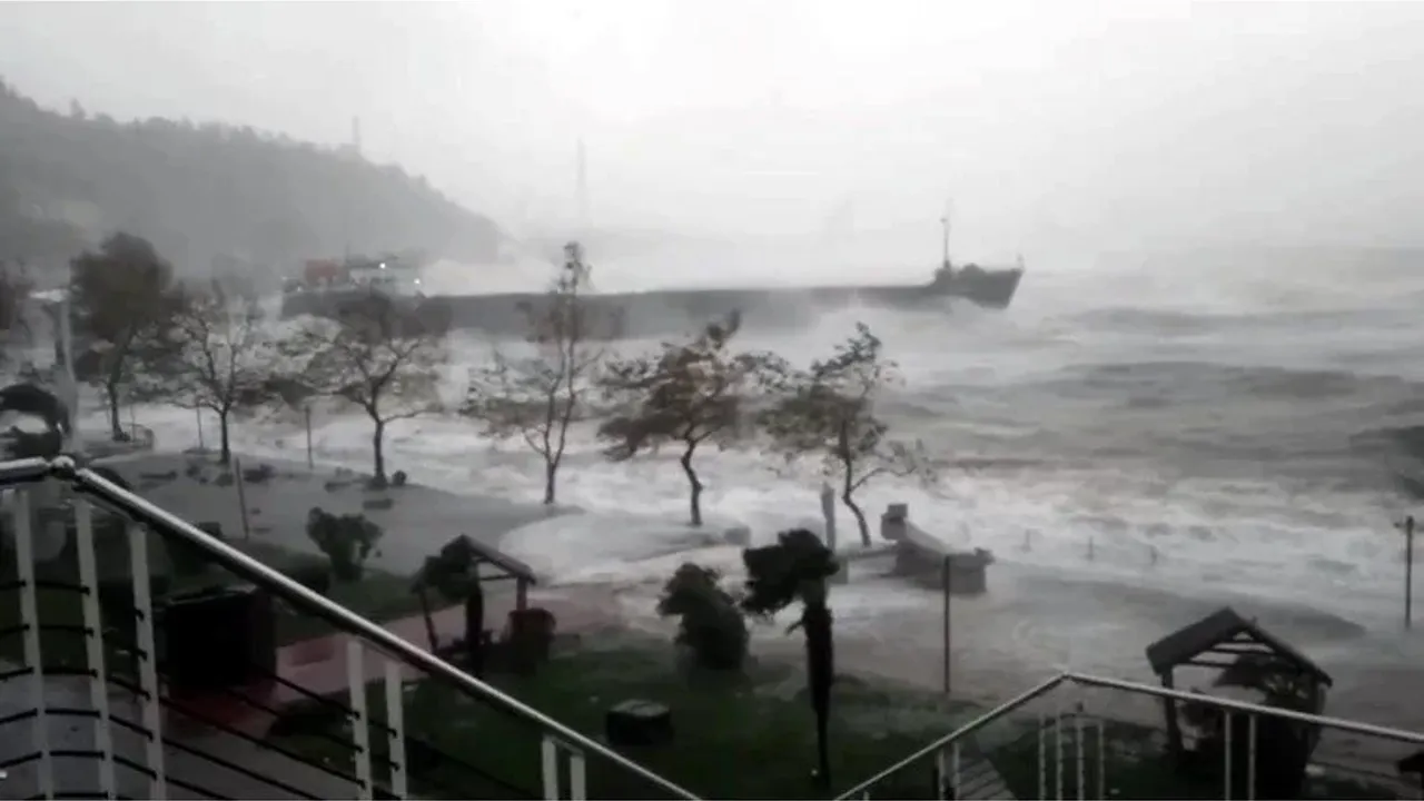 Zonguldak’ta fırtınada bir gemi kayboldu, bir yük gemisi ise karaya oturdu