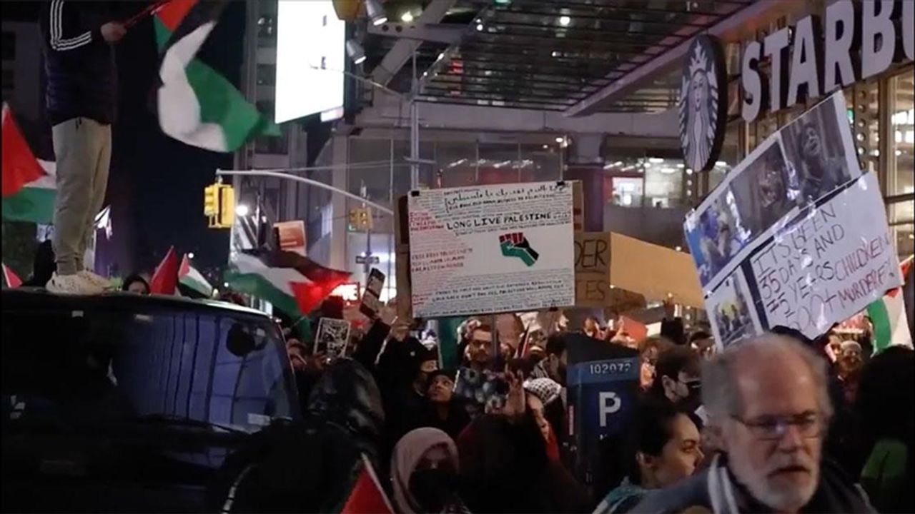 ABD'de Starbucks önünde toplanan grup İsrail'in Gazze'ye saldırılarını protesto etti
