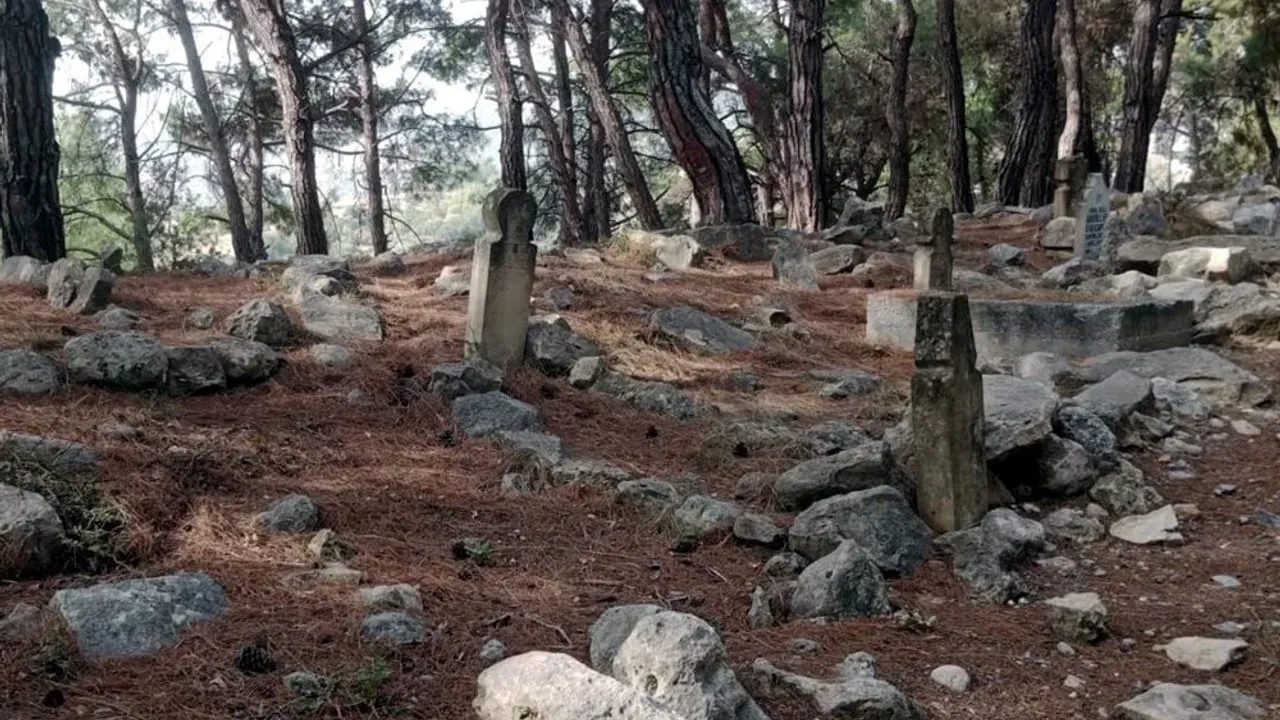 Mersin'deki asırlık mezarlara koruma talebi