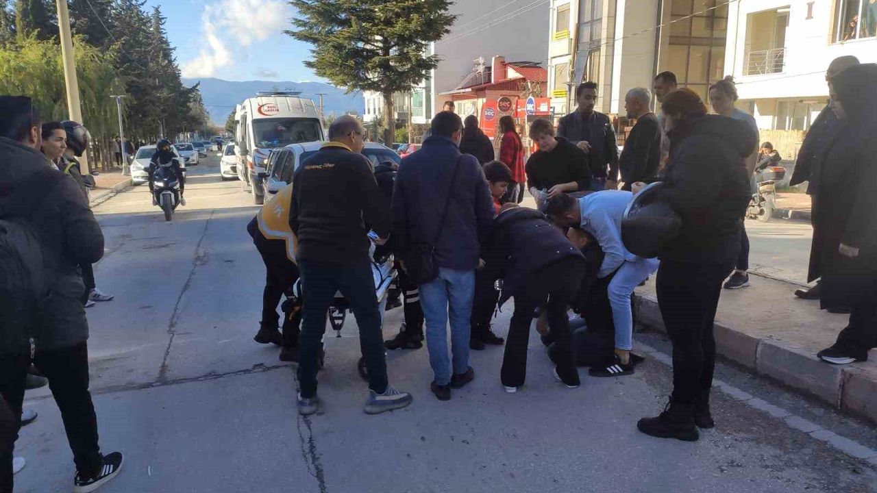 Burdur’da seyir halindeki otomobil önce yola fırlayan çocuğa, sonra arkasından gelen otomobile çarptı
