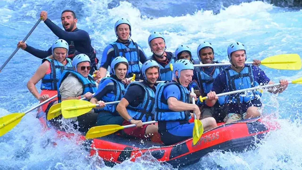 Antalya'da sezon uzadı, rafting yapan turist sayısı 1 milyonu geçti