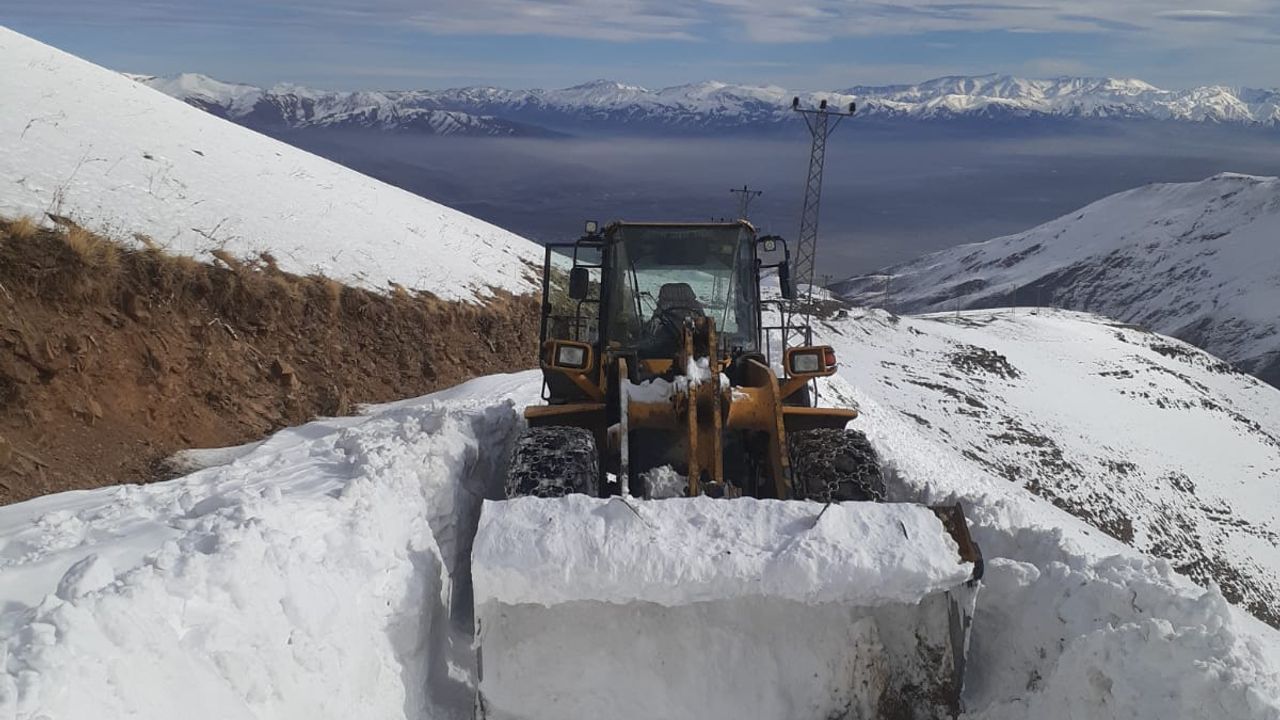 Hakkari'de ekipler, kardan kapanan üs bölgelerinin yolunu açmaya çalışıyor