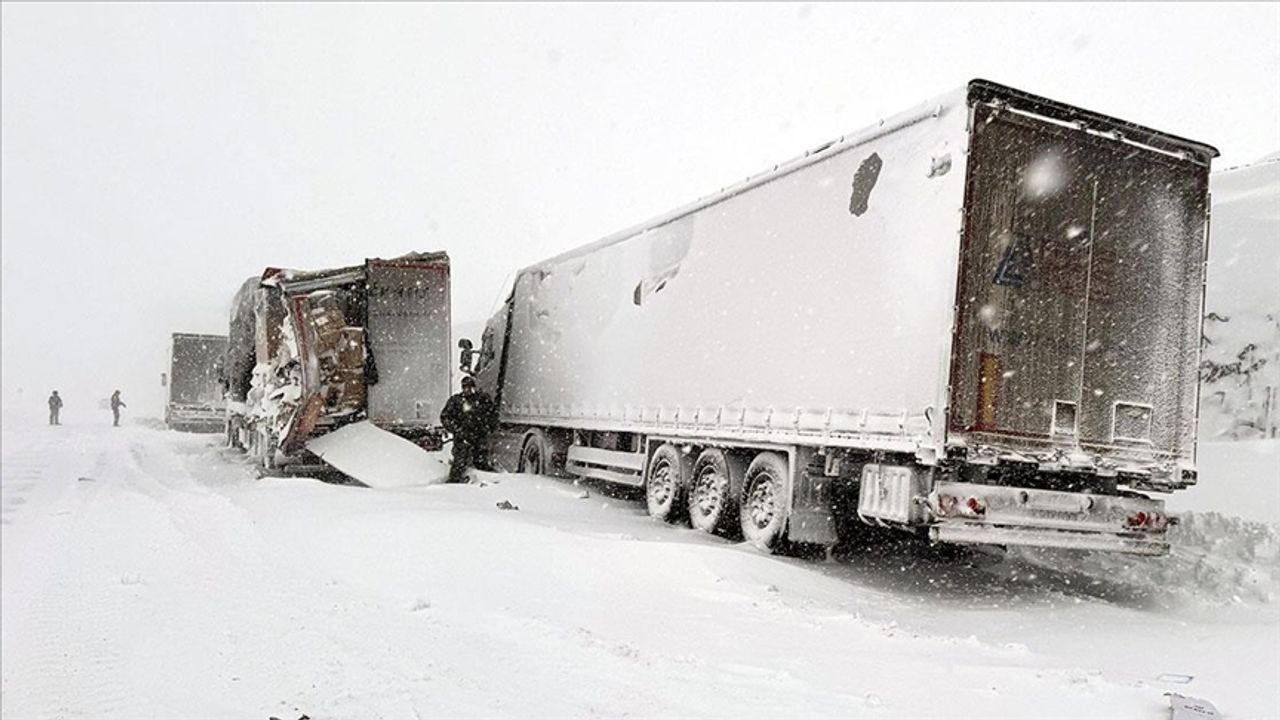 Ardahan'da yoğun kar ve tipi zincirleme trafik kazasına neden oldu