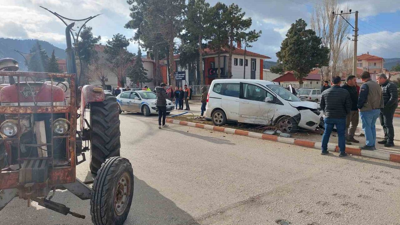 Burdur’da traktör ile hafif ticari araç çarpıştı: 1 yaralı