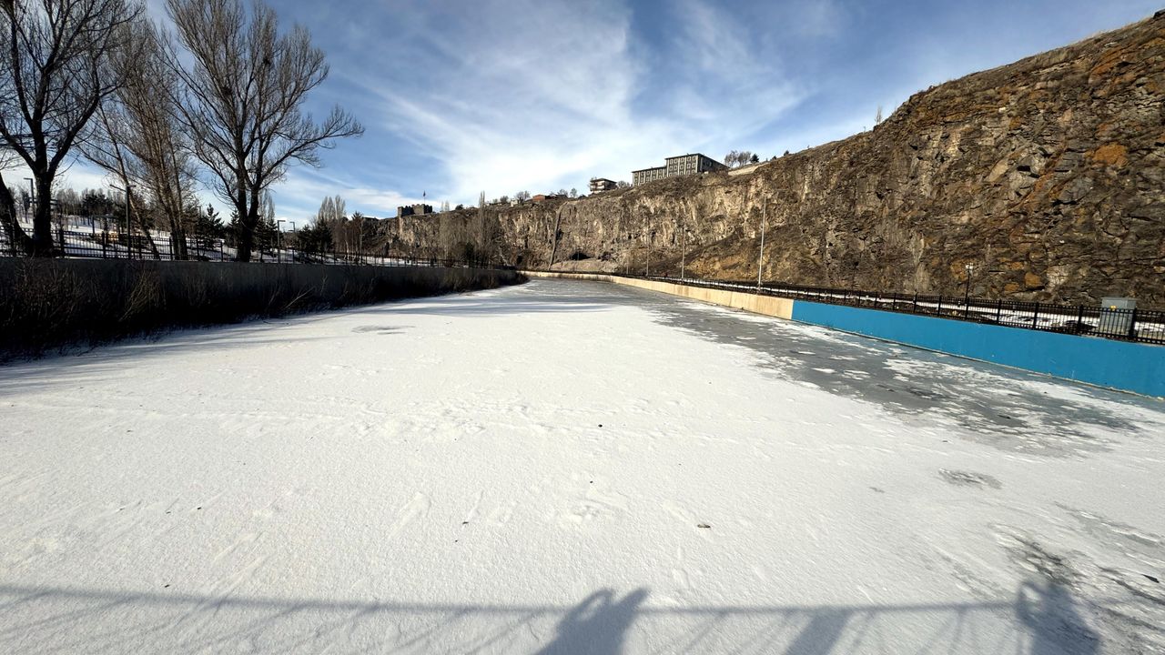 Kura Nehri'nin yüzeyinde kalın buz tabakası oluştu