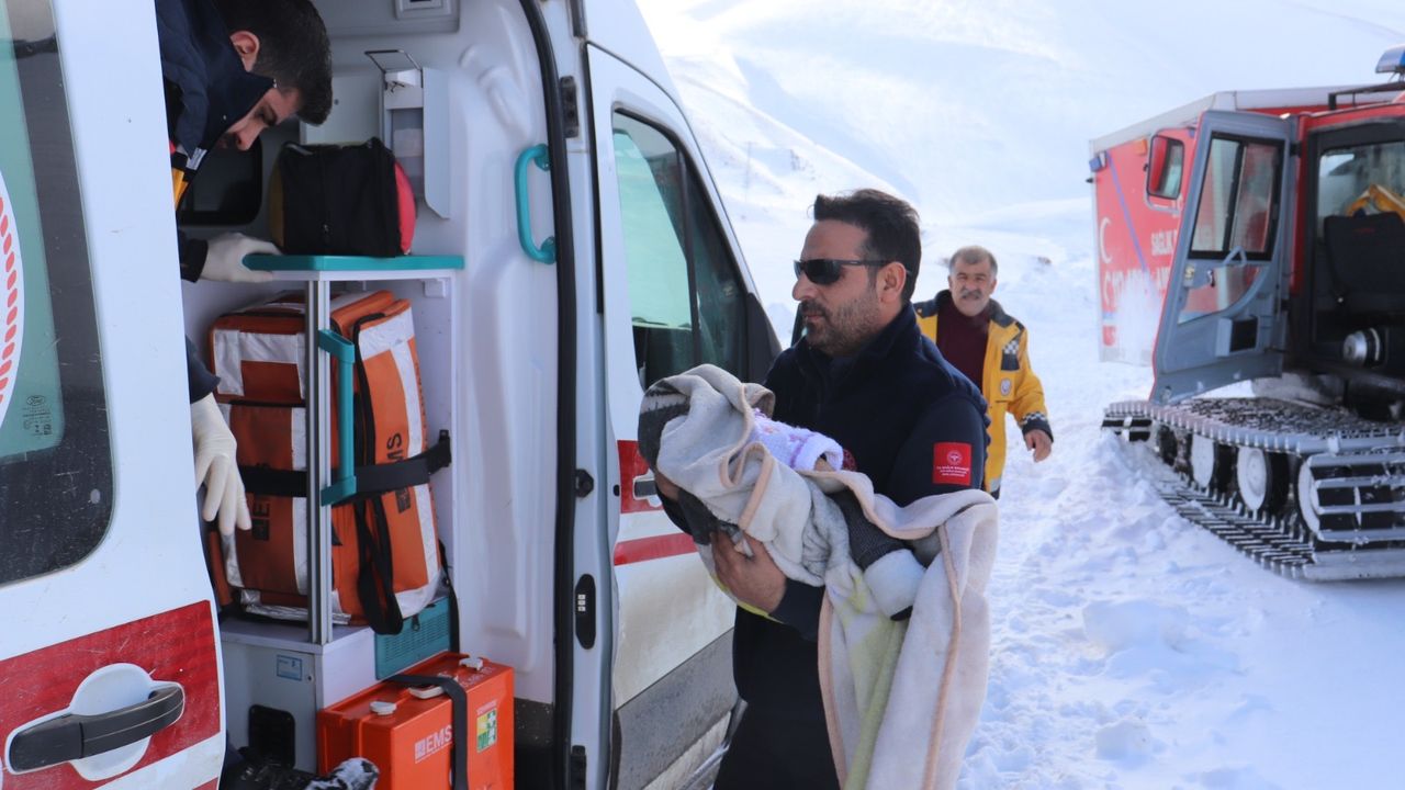 Ağrı'da yolu kardan kapanan mezradaki hasta 4 kardeşe paletli ambulansla ulaşıldı