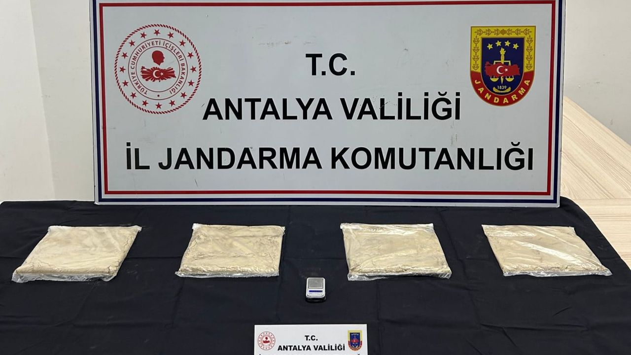 Antalya'da uyuşturucu operasyonunda yakalanan 2 şüpheli tutuklandı