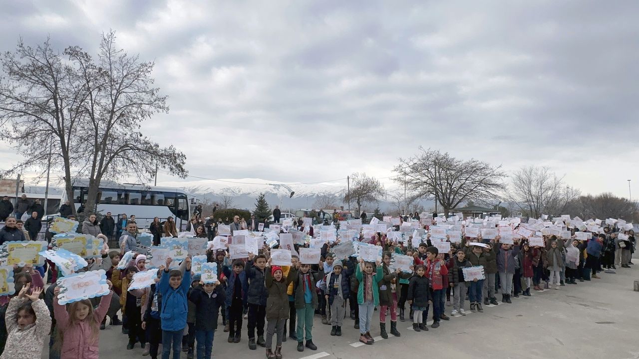 Erzincan'da karne alan öğrenciler, kanser hastası okul müdürleri için video klip hazırladı