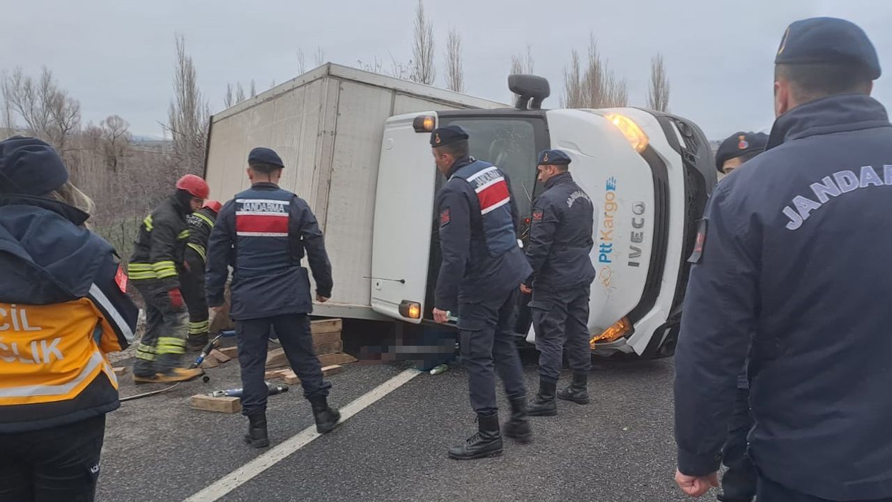 Konya'da devrilen kamyonetin sürücüsü hayatını kaybetti