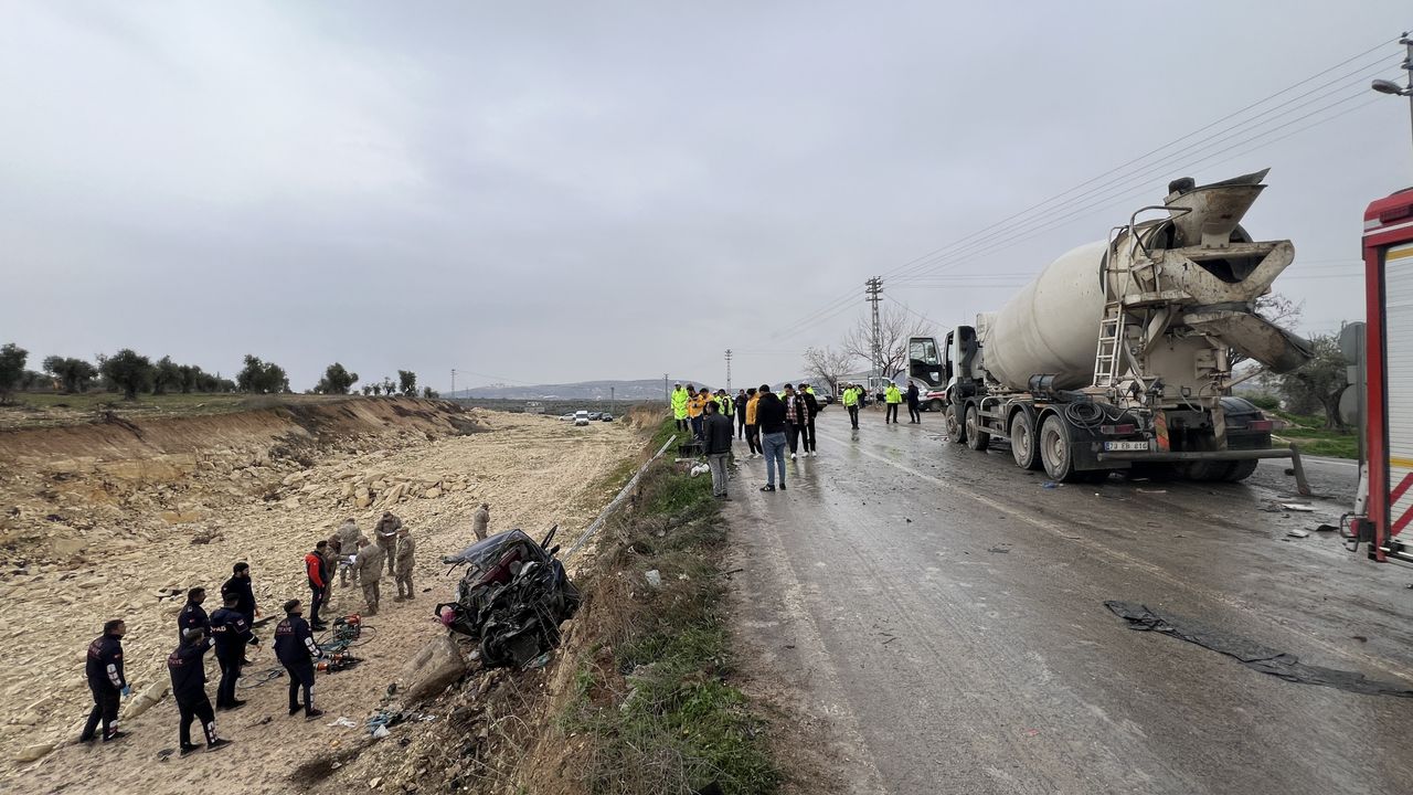 Kilis’te beton mikseri ile otomobilin çarpıştığı kazada 2 kişi hayatını kaybetti