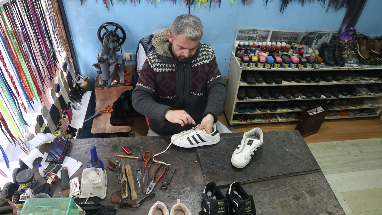 Sakarya'da 24 yıldır ayakkabı tamir eden Tevrat usta mesleği yaşatmak istiyor