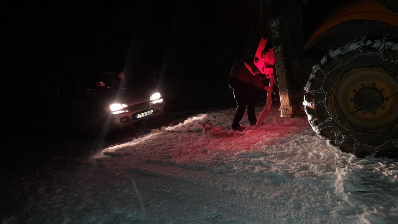 Alanya'da kar nedeniyle yayla yolunda mahsur kalan 33 kişi kurtarıldı