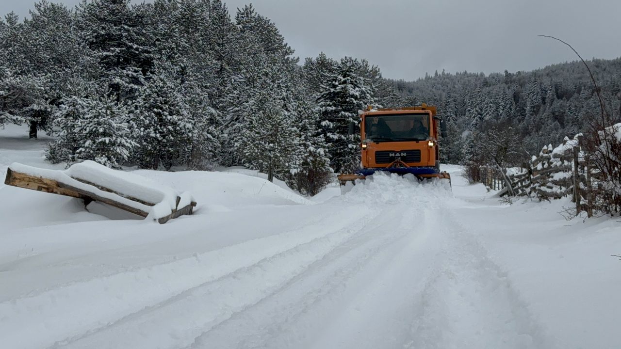 Kastamonu'da ekiplerin zorlu kar mücadelesi sürüyor
