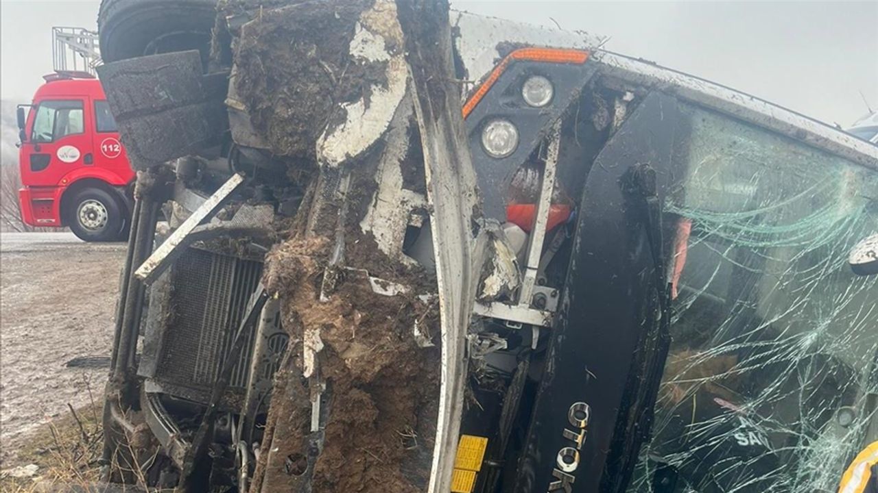 Van'da yolcu midibüsünün devrilmesi sonucu 27 kişi yaralandı