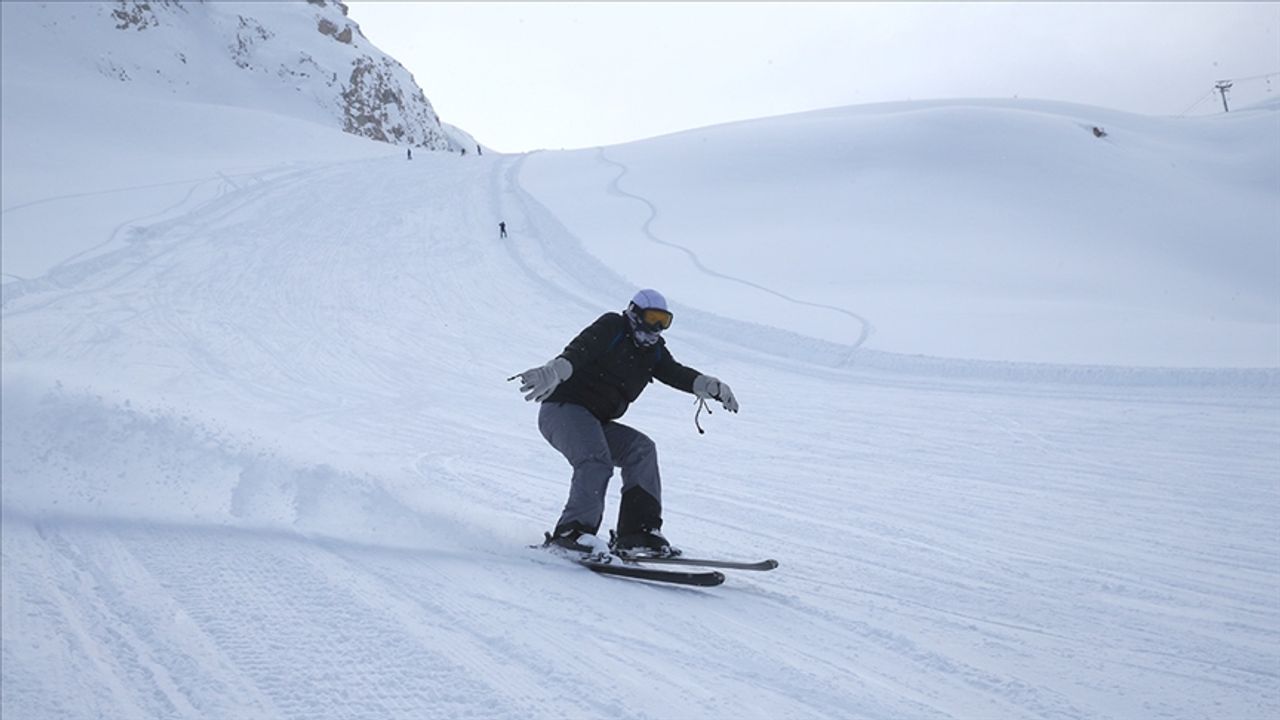 Kayak merkezlerinde en fazla kar kalınlığı 205 santimetreyle Hakkari'de ölçüldü